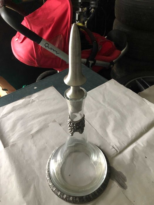 garrafa antiga e muito bonita  ornamentada a estanho