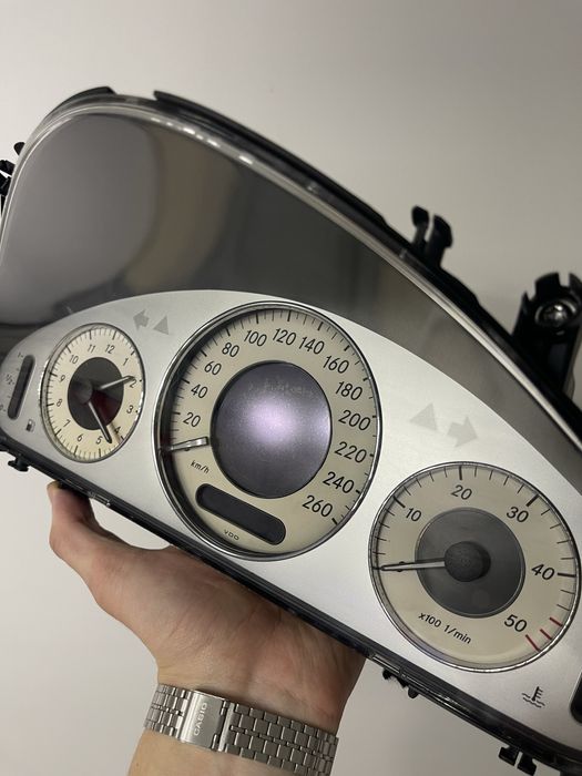 Панель приладів Mercedes-Benz E-Class W211