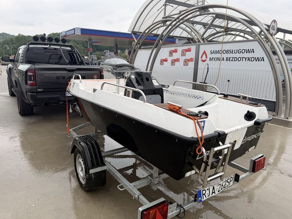 Łódź wędkatska bez napędu z instalacja