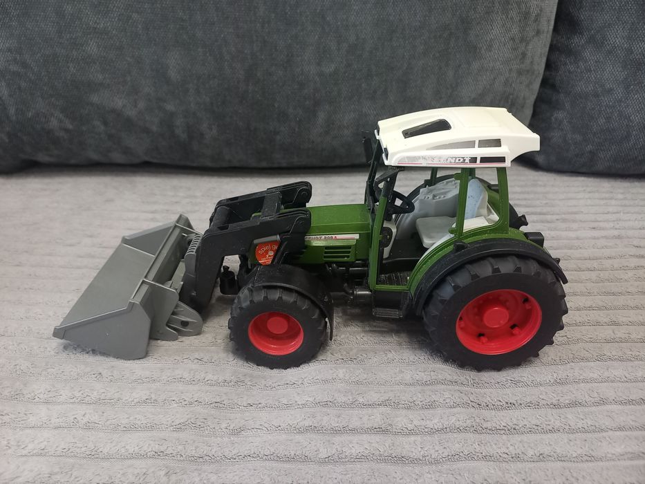 Трактор з ковшем Fendt від Bruder