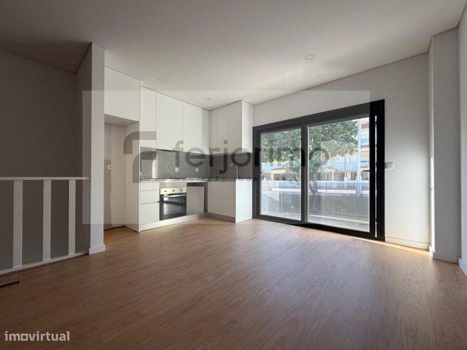 Andar moradia t2 novo, com suite, com moveis de cozinha, placa e fo...