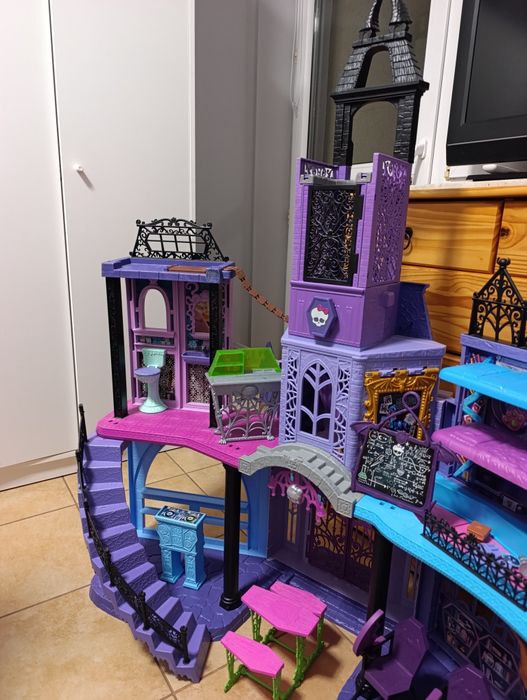 Sprzedam szkołę Monster High High School