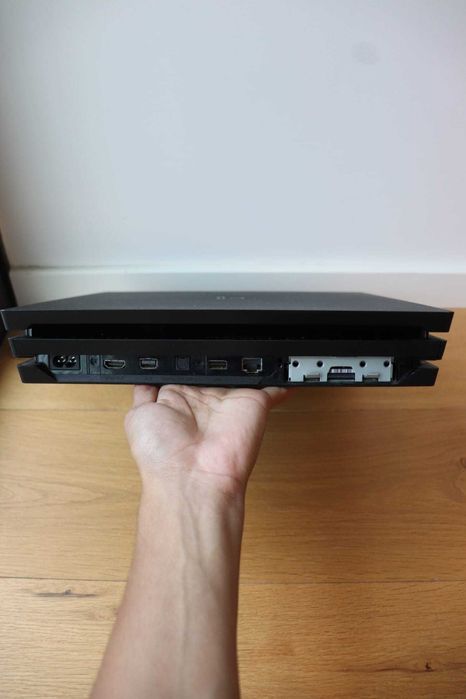PS4 Pro 1TB + 2 Comandos + 5 Jogos