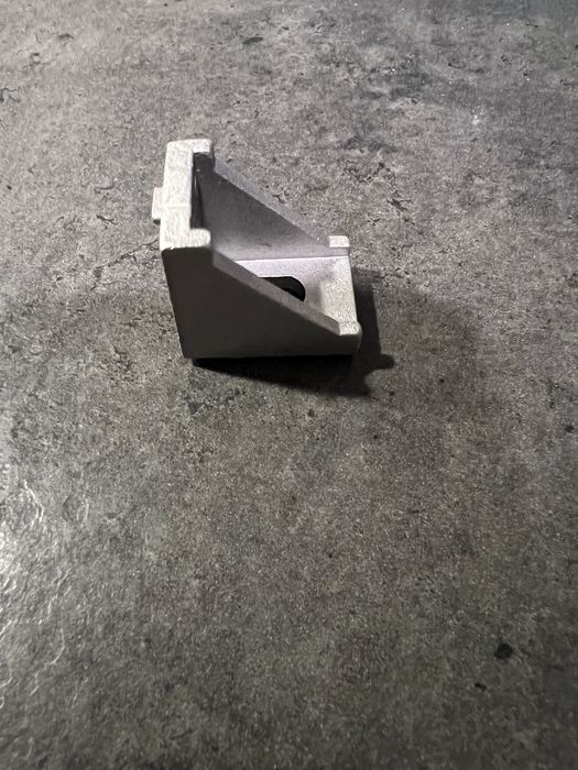 Zestaw 40 kątowników do profili aluminiowych 2020 ze śrubami