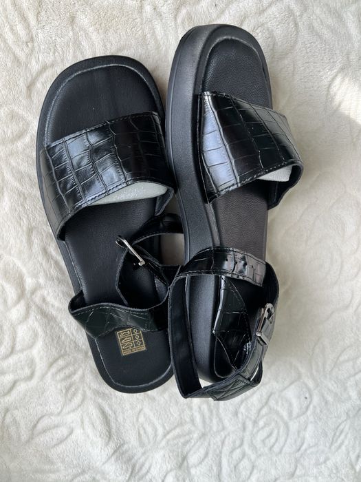 Чорні босоніжки  39