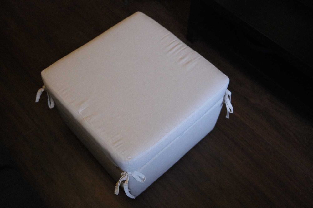 Puff / Apoio de Pés Estofado (50x50cm) – Bege / Creme