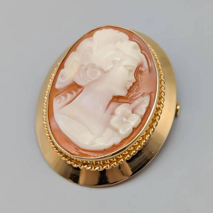 Broche em ouro 18 quilates com camafeu; 4.5 gramas; 32mm