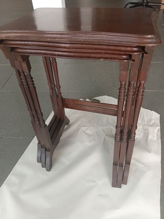 Conjunto de 3 mesas de apoio sobrepostas em mogo vintage
