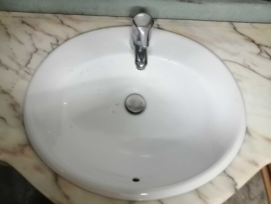 Móvel com pio e torneira