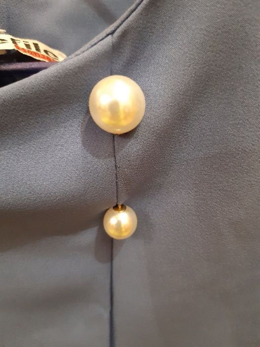 Гарне плаття-футляр, бузково-голубого кольору з брошкою