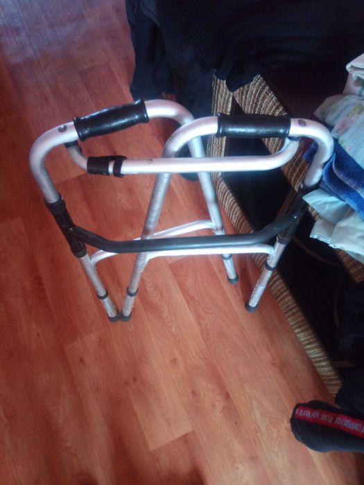 Ходунки и переносной туалет.