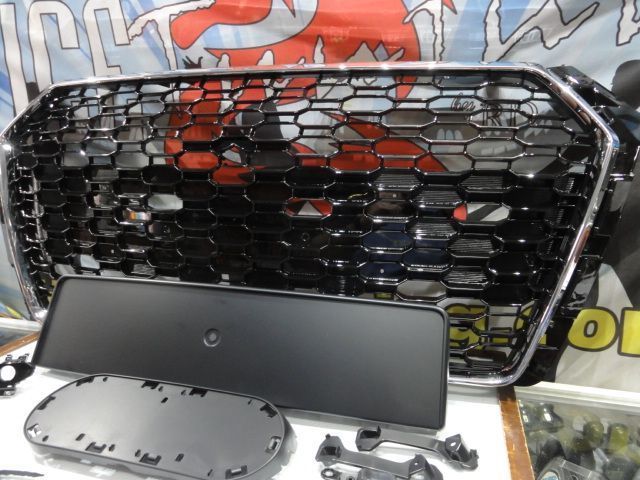 Grelha frontal AUDI A4/S4 B9 15-19 RS4 look  cromado e preto brilhante com suporte para símbolo