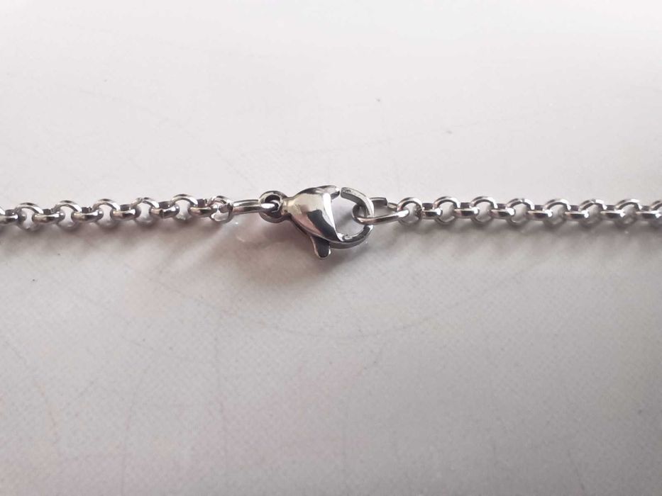 Prosty, delikatny łańcuszek ze stali chirurgicznej z Krzyżykiem. 55 cm