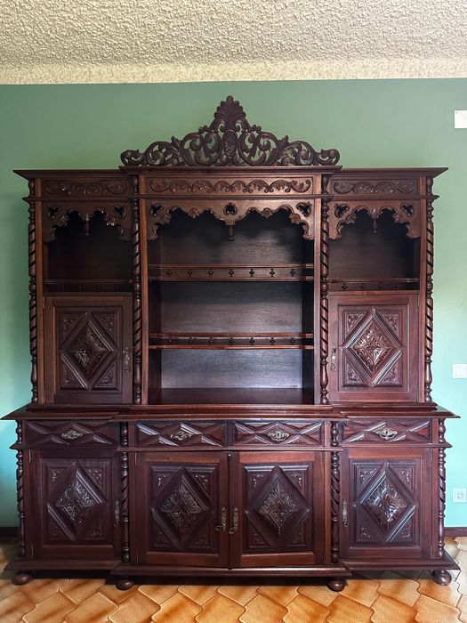 Móvel de sala de jantar com mesa e cadeiras