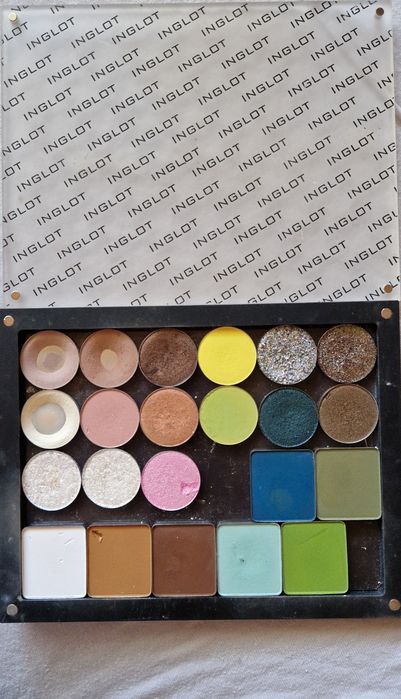 Paleta Inglot wraz z cieniami