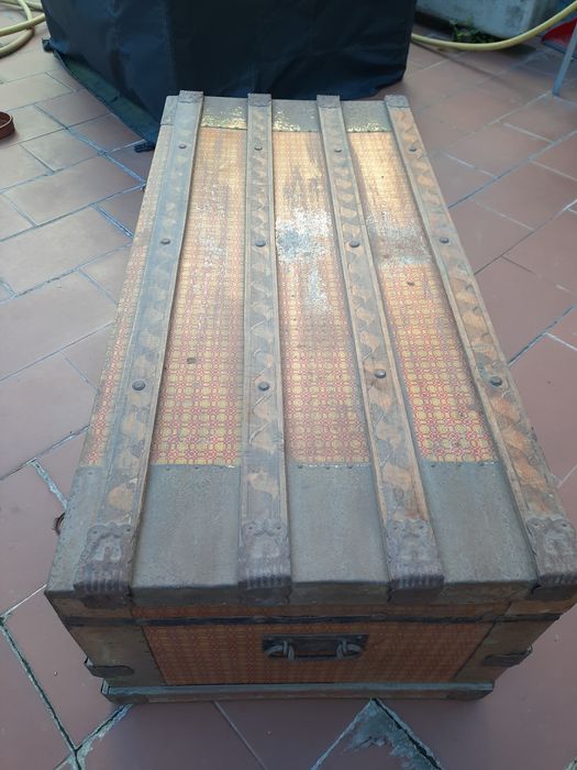 Arca antiga em madeira forrada a papel com precintas em metal