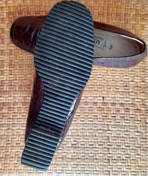 Sapatos Ferdy Style, em pele genuína. Como novos. Tamanho 39,5