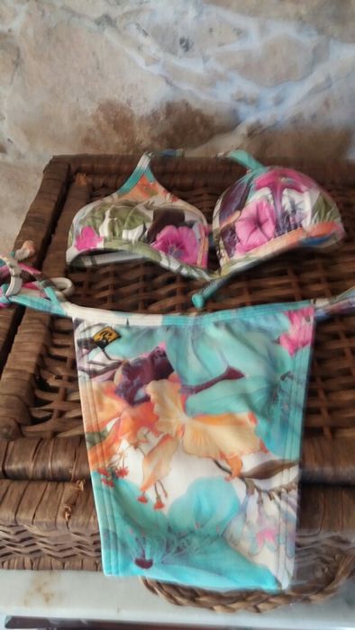 Biquini florido Tamanho  S/M./