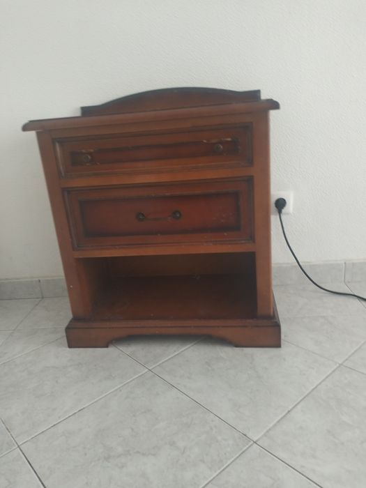 2 mesas de cabeceira