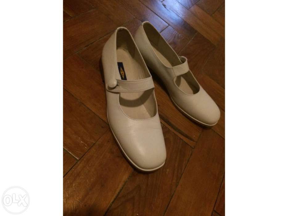 Sapatos em pele, novos, menina nº35 beje,