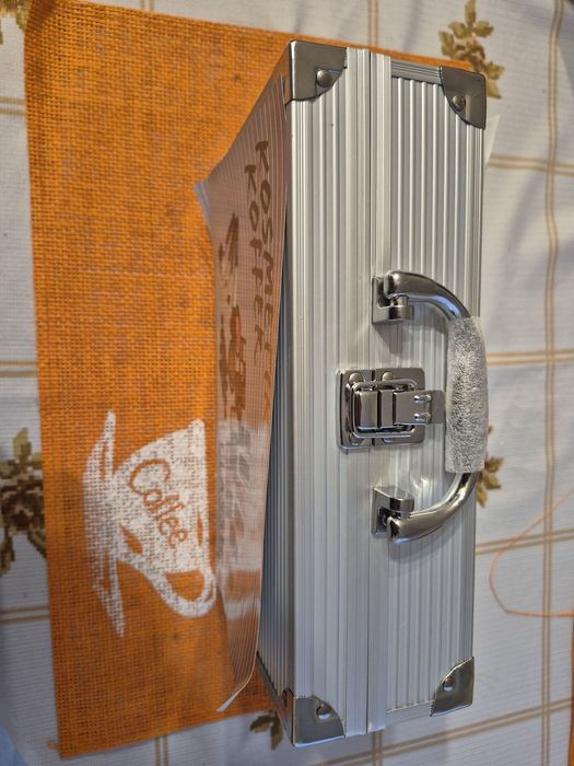 Kuferek z kosmetykami do makijażu