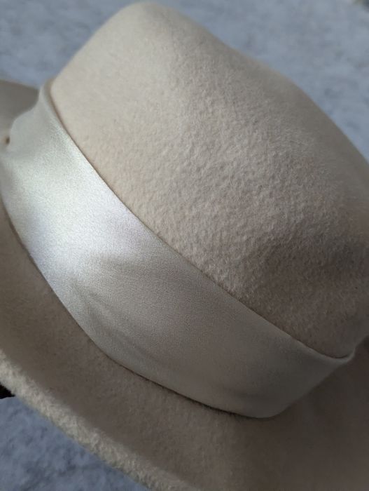 Kapelusz w filcu wełnianego jasny beż elegancki