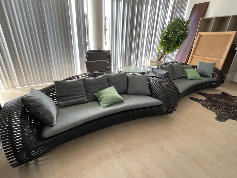 Dois sofás em madeira escura laminada