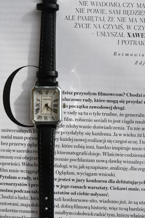 Vintage zegarek z czarnym paskiem i białą tarczą retro old money