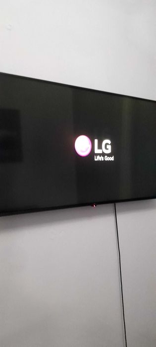 LG UHD TV 4K,série  UQ81 43' semi nova