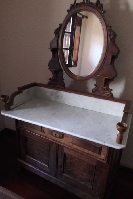Aparador antigo em madeira com tampo de mármore e espelho oval