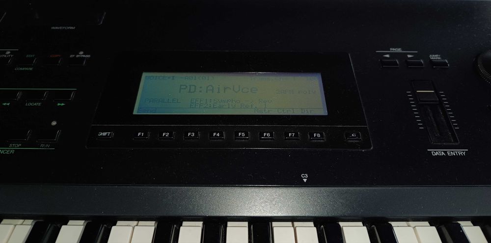 Sintetizador Yamaha SY99