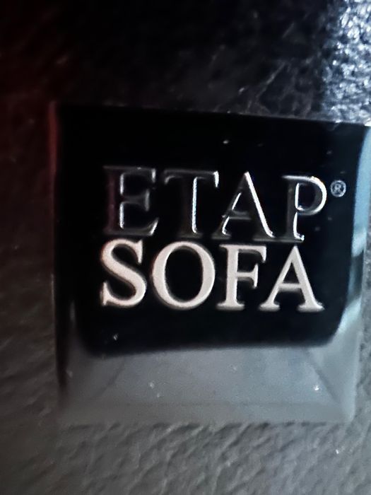 czarna skórzana sofa z “Etap Sofa” z funkcją spania