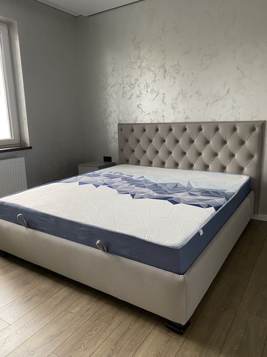 Ліжко з підйомним механізмом та місткою нішою для зберігання