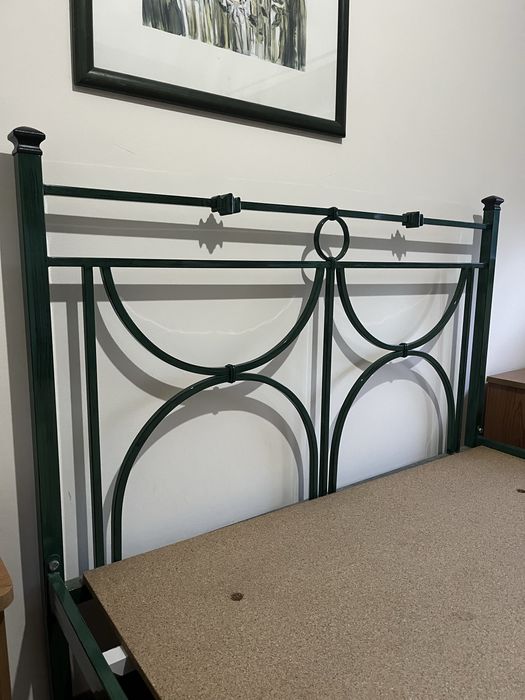 cama + móveis pequenos + cómoda com espelho + armário + mesa de apoio