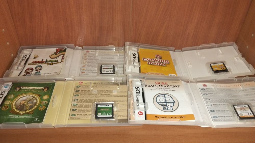 Pack Nintendo DS Lite Prata NÃO FUNCIONAL (Para Peças/Reparação) + Lote de Jogos (IT) + R4