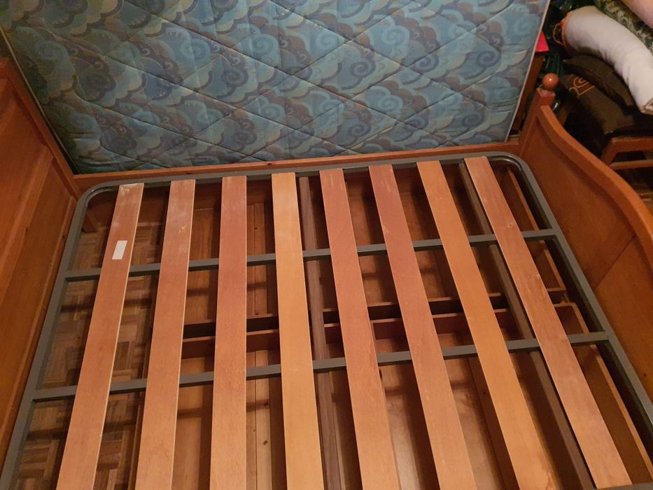 Cama,  mesa cabeceira, cómoda aparador,  toucador