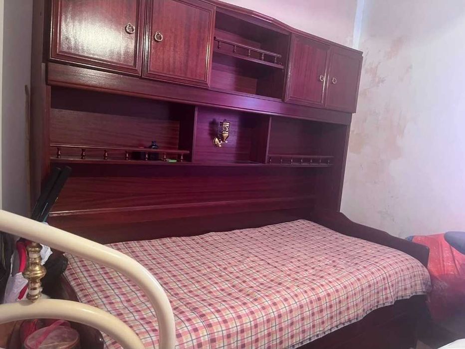 Cama de solteiro com móvel e colchão