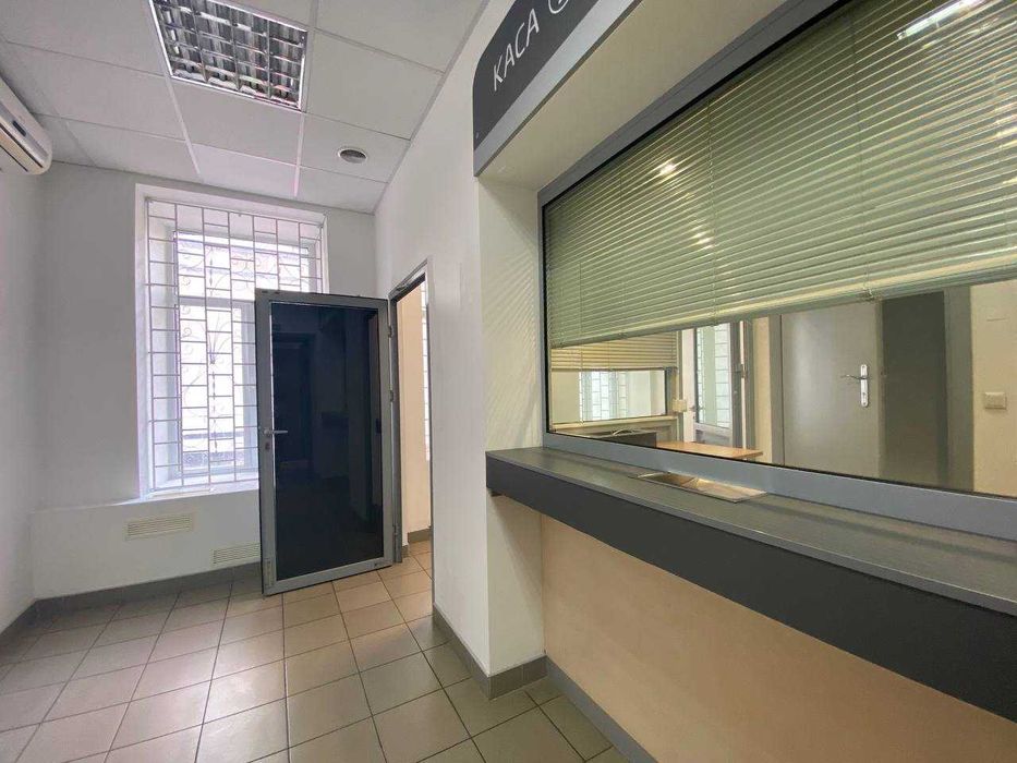 вул.Пирогова метро Університет.Офіс 120м.Перший поверх.Фасадний вхід Під Обмін Валют-Банк.БЕЗ%