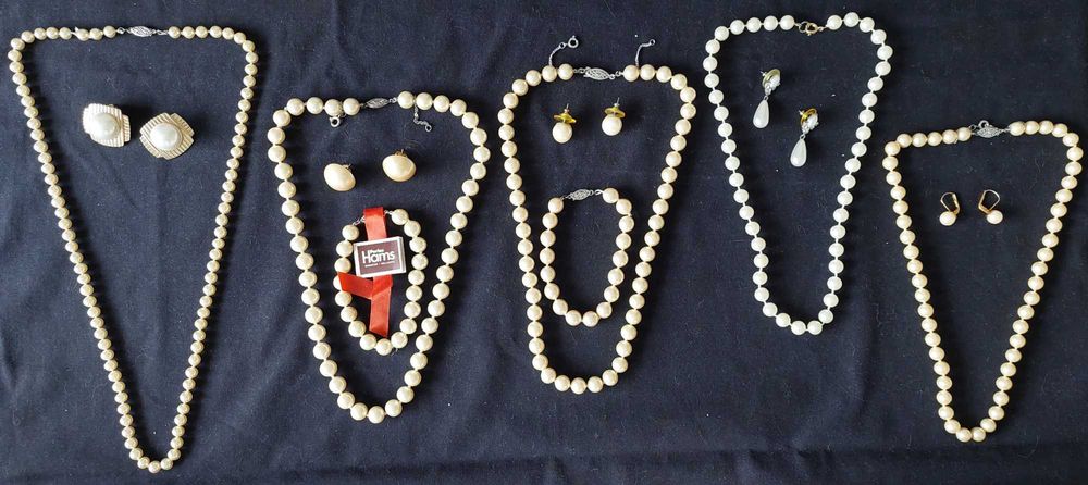 bijuteria de cristal, perolas e aço dourado.