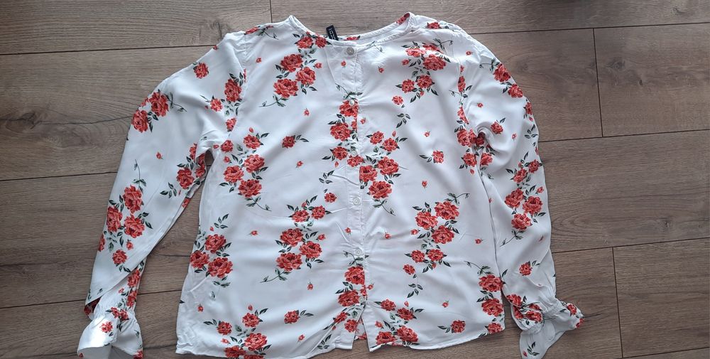 Biała bluzka w kwiaty