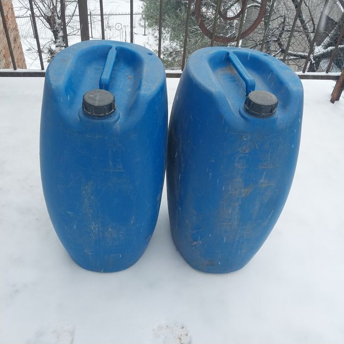 Бочки  ( каністри  ) в хорошому  стані  . 60 +- 62 літри  з  ручкою  !