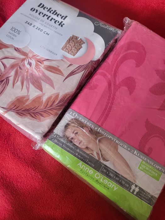 Nowa posciel na dużą kołdrę.Jedna jest bawełniana, a druga(różowa )z microfibry.Komplet 20 zł.