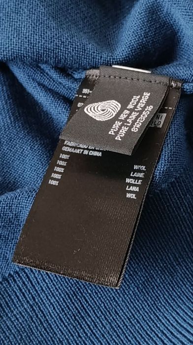 Cвитер, джемпер из тонкой мериносовой шерсти от бренда uniqlo.