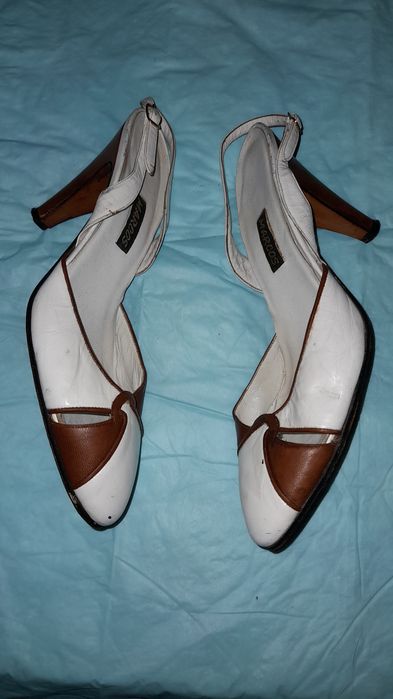 Eleganckie buty skórzane, biało-brązowe.