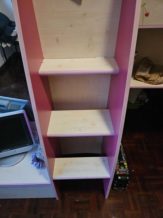 Cama elevada para criança com colchão como novo.