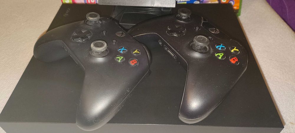 Konsola Microsoft Xbox One X 2 pady kinect gry