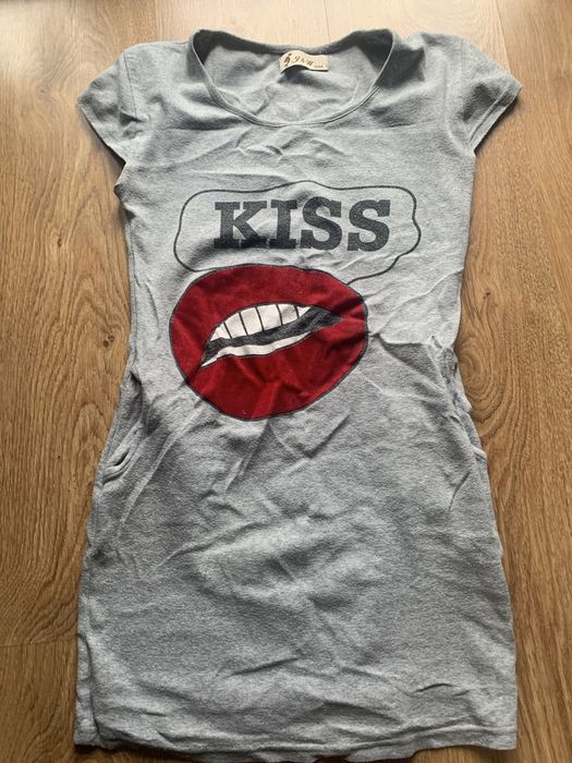 Szara tunika z ustami