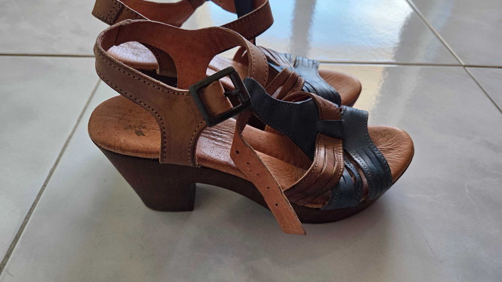 Sandálias de salto em pele