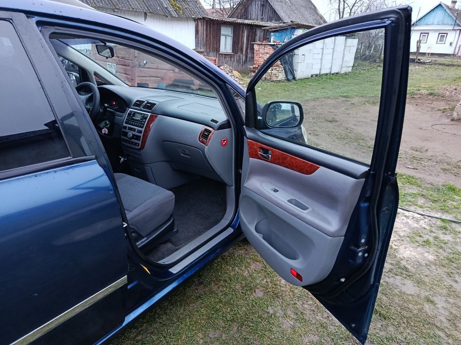 Toyota Avensis Verso 2003 р