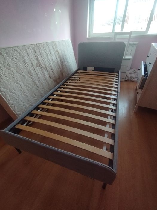 Vende-se cama com estrado